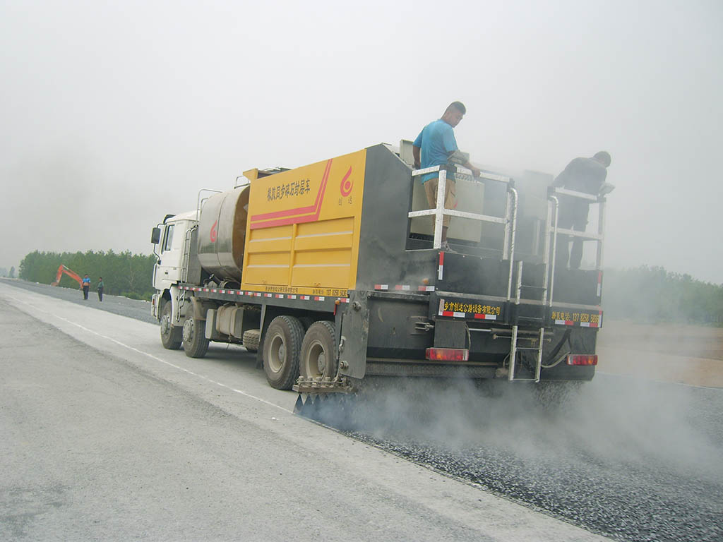 2013年橡膠瀝青同步碎石封層施工現(xiàn)場