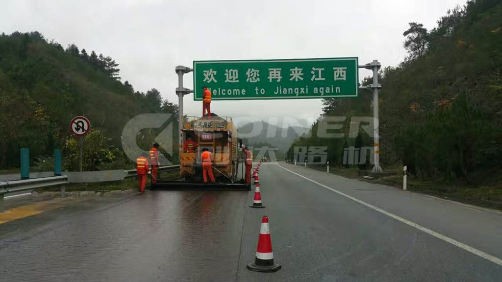 2016年江西國道微表處施工作業(yè)